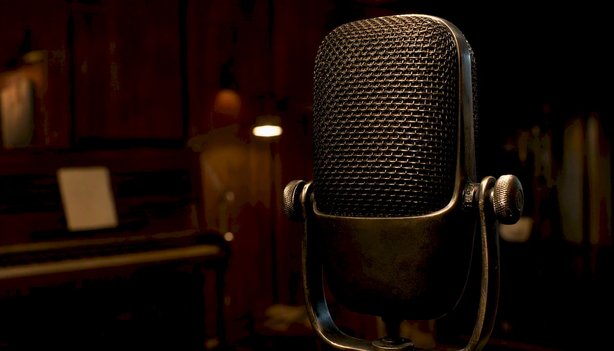 Microphone rétro baigné dans une lumière tamisée de studio