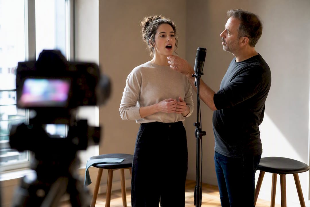 Caméra en train de filmer une séance de coaching vocal
