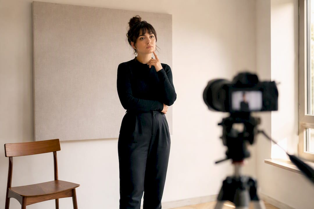 Chanteuse qui se filme pendant une répétition