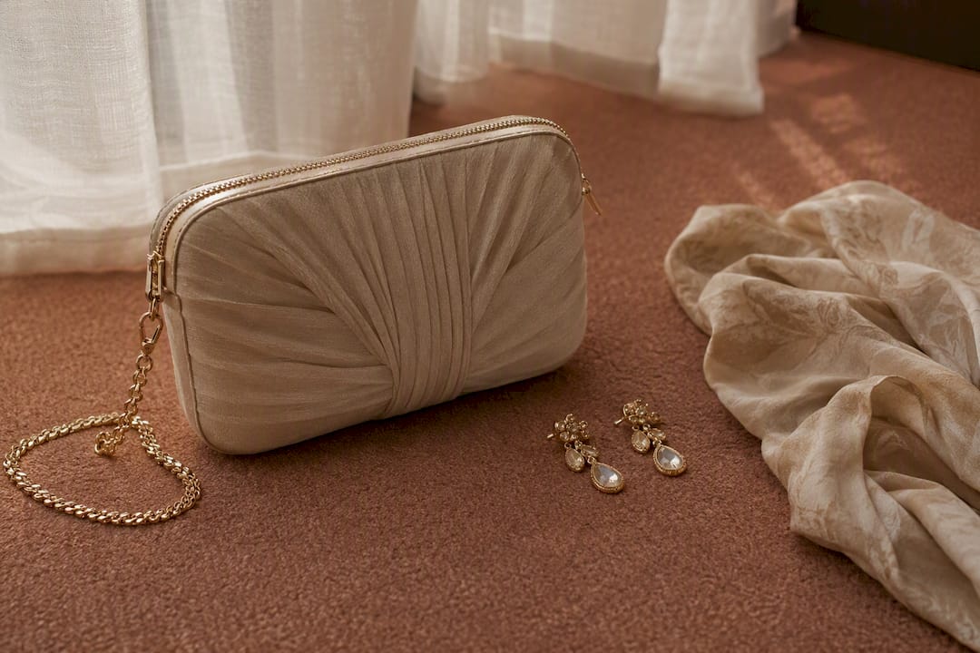 Crossbody clutch with stowable chain strap