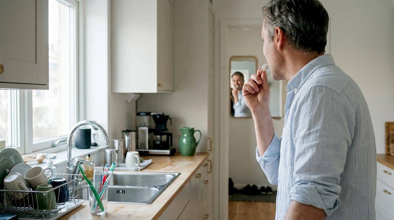Testar ut tandskenan hemma vid köksbänken
