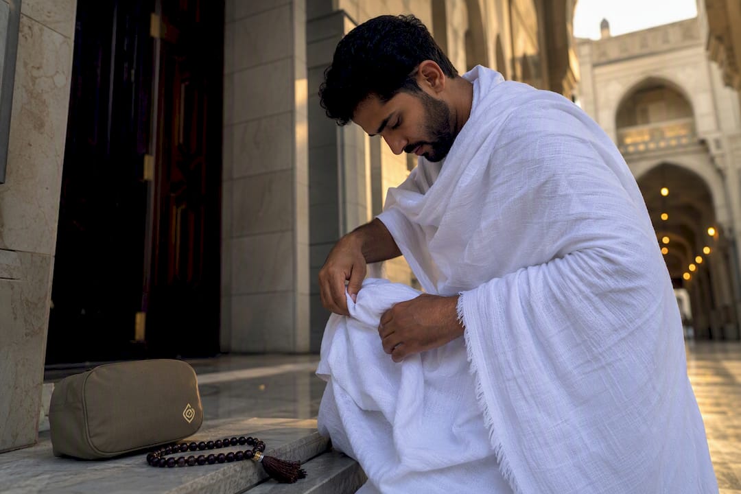 Pilgrim preparing for Umrah Badal in Makkah