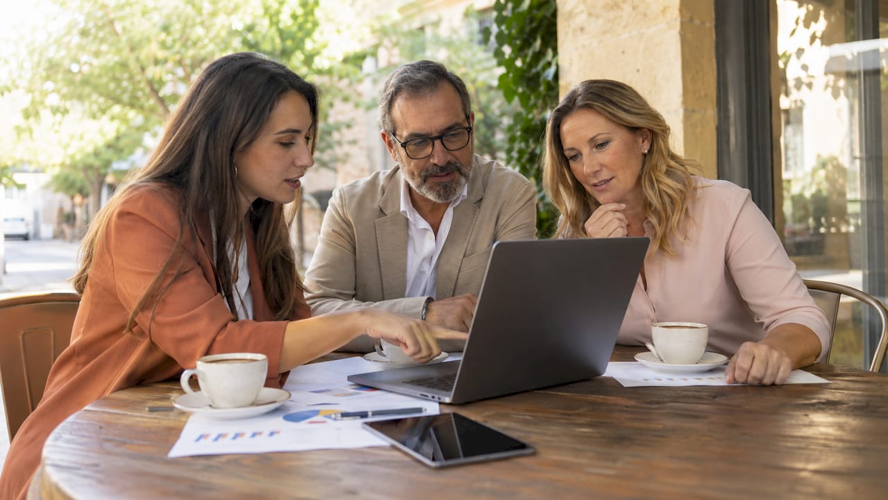 Reunión de equipo inmobiliario aprovechando herramientas CRM y ERP