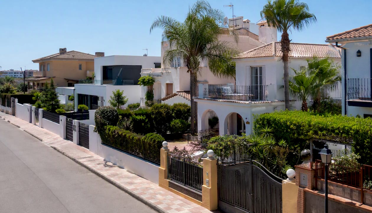 Panorámica de las diferentes viviendas de Cambrils vistas desde la calle