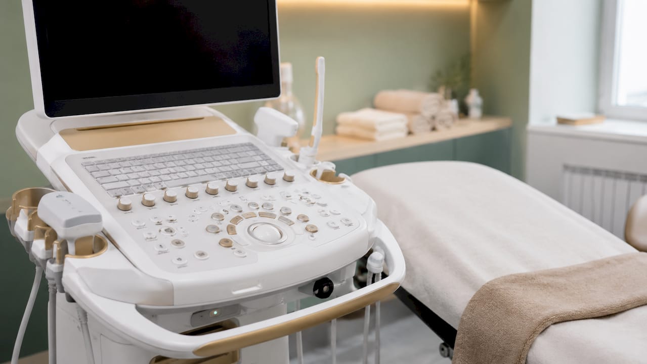 Detaljbild på ultraljudsapparat i en klinikmiljö