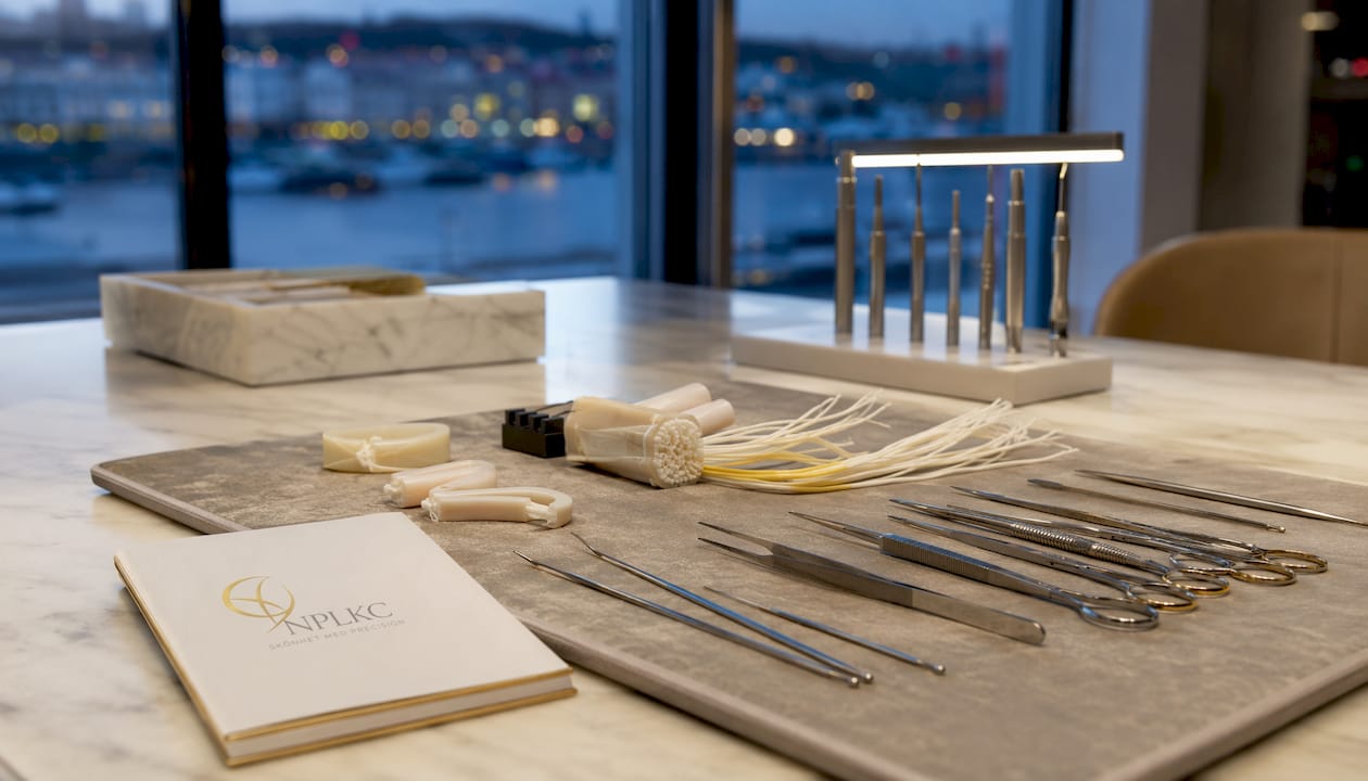 Vy uppifrån över instrument som används vid mikrokirurgisk träning