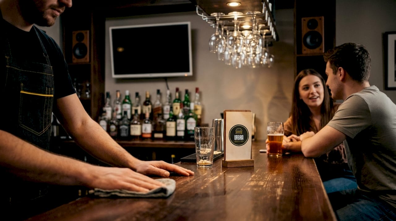 Barman organizando la barra en un bar de estilo moderno