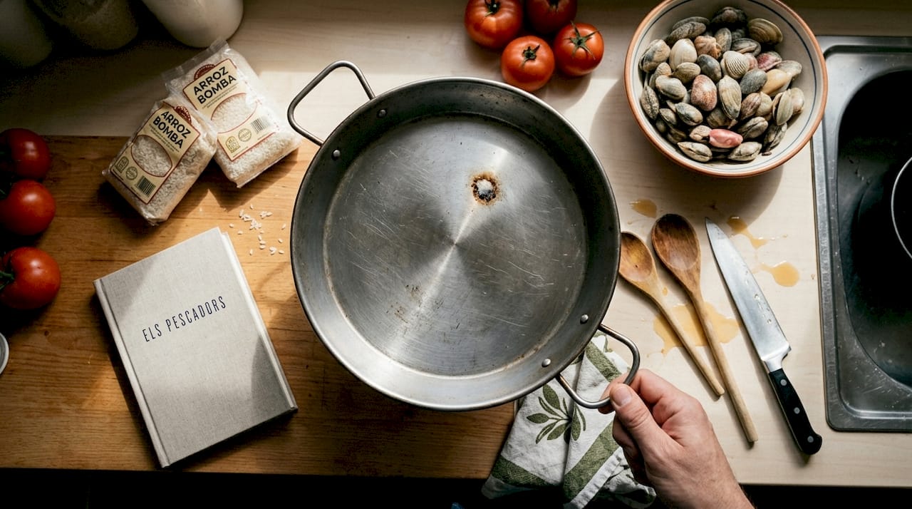 Los utensilios imprescindibles para preparar una auténtica paella catalana en la cocina