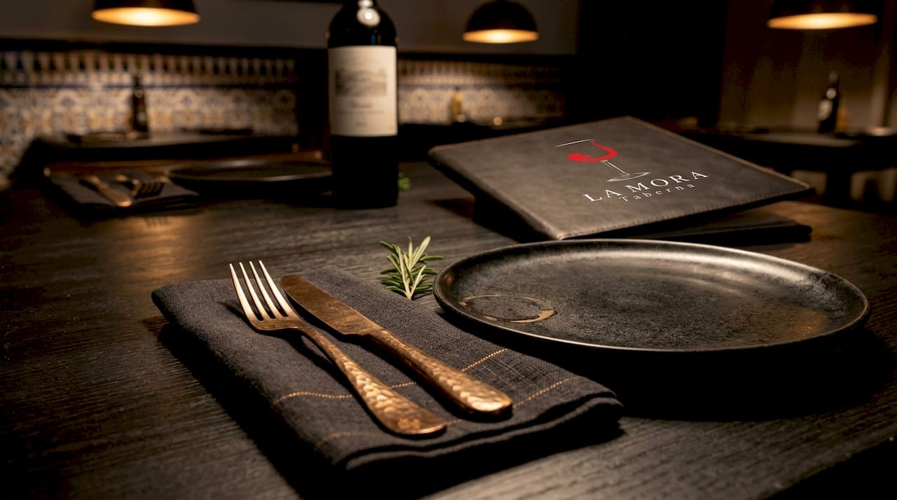 Mesa española elegantemente dispuesta, cuidando cada detalle de la cubertería.