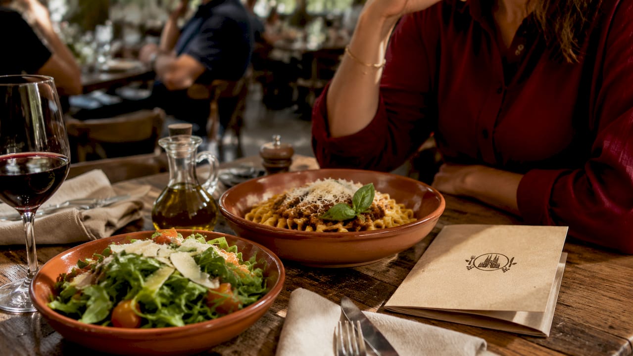 Mesa de restaurante en Barcelona servida con platos típicos de la hora del almuerzo.