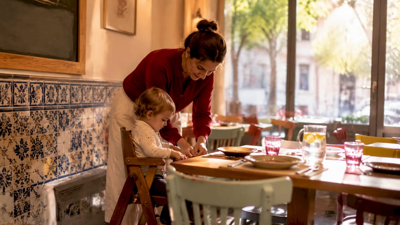 Zona interior del restaurante adaptada para familias, con sillas altas para niños y cambiador disponible.