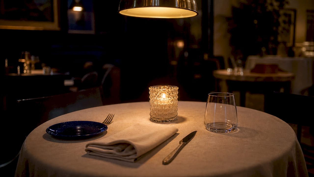 Warm restaurant table lighting and ambiance