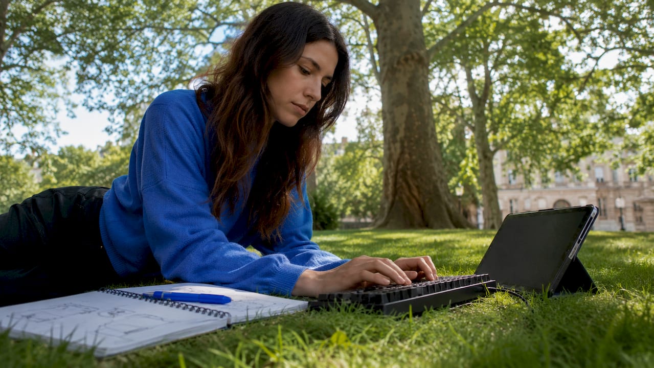 Les mains d’une femme en train de saisir des idées sur son clavier pour organiser sa journée
