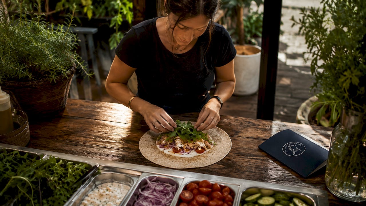 Preparando un delicioso wrap de atún con ingredientes frescos y saludables