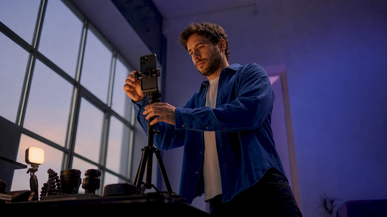 Un homme en train de tourner une courte vidéo pour Instagram chez lui