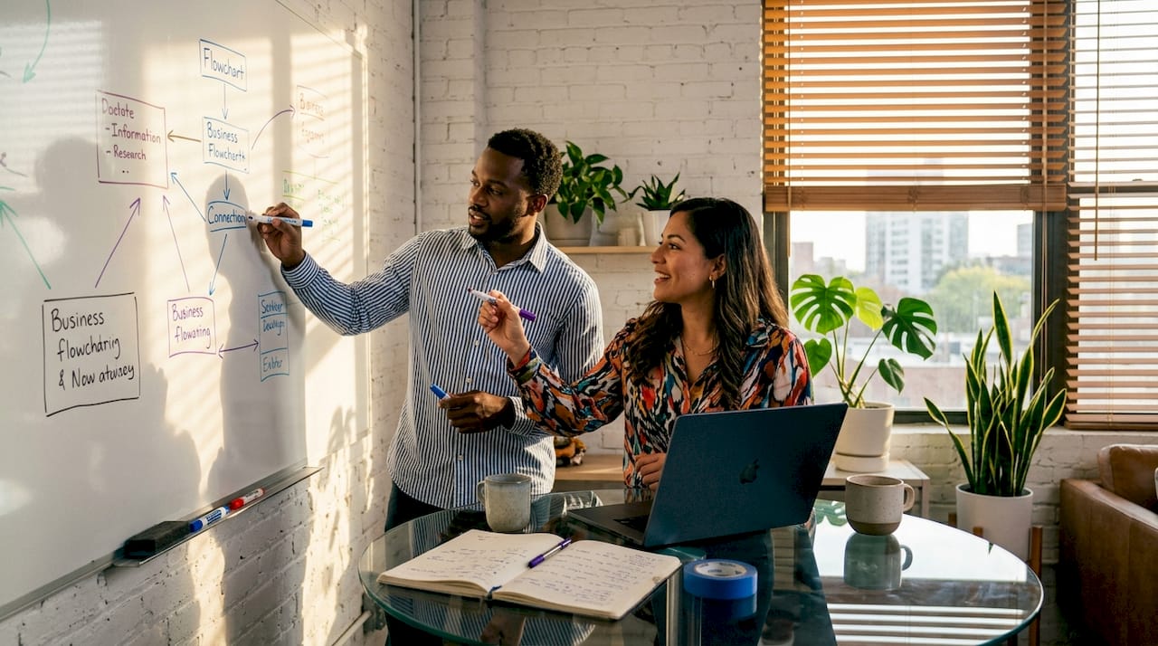 Une équipe aux profils variés en pleine session de brainstorming autour du storytelling.