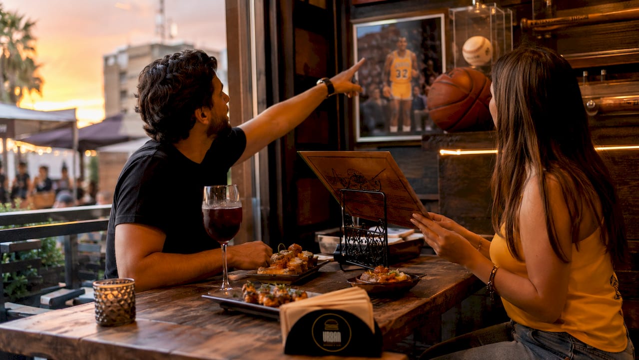 Manos manipulando elementos decorativos sobre la mesa en un bar temático