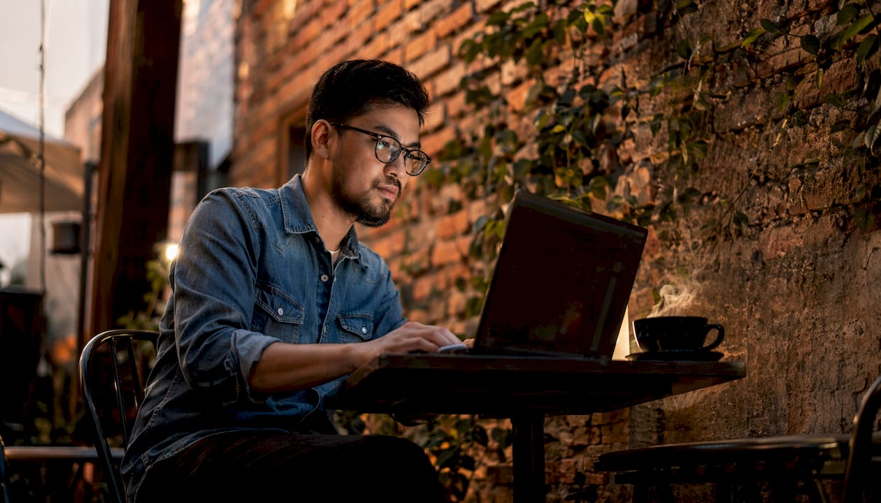 Hombre revisando el rendimiento SEO en su portátil