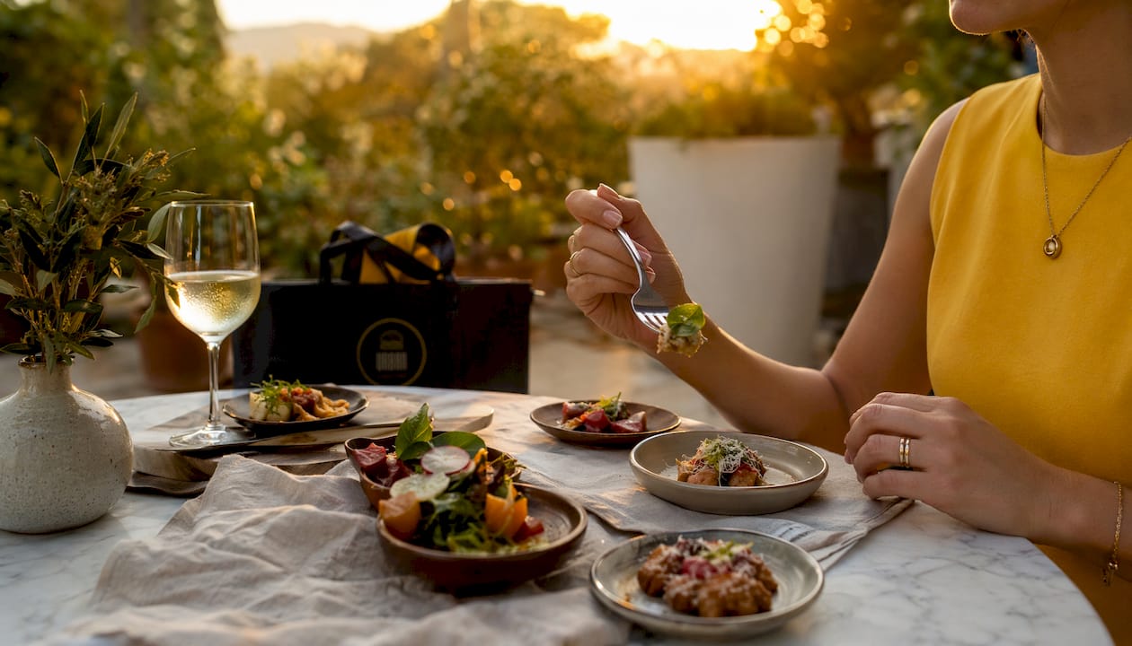 Mesa servida con tapas y bocados listos para disfrutar