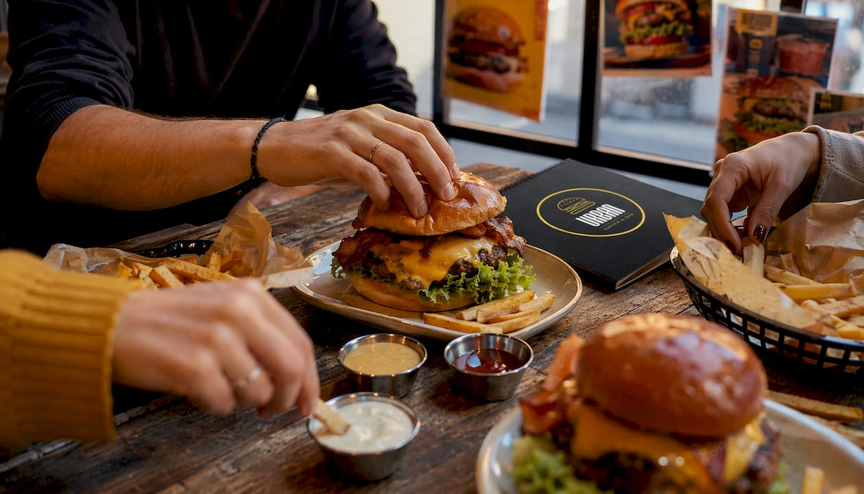 Nada como una buena hamburguesa al estilo americano acompañada de una cerveza fría y unas patatas fritas crujientes.