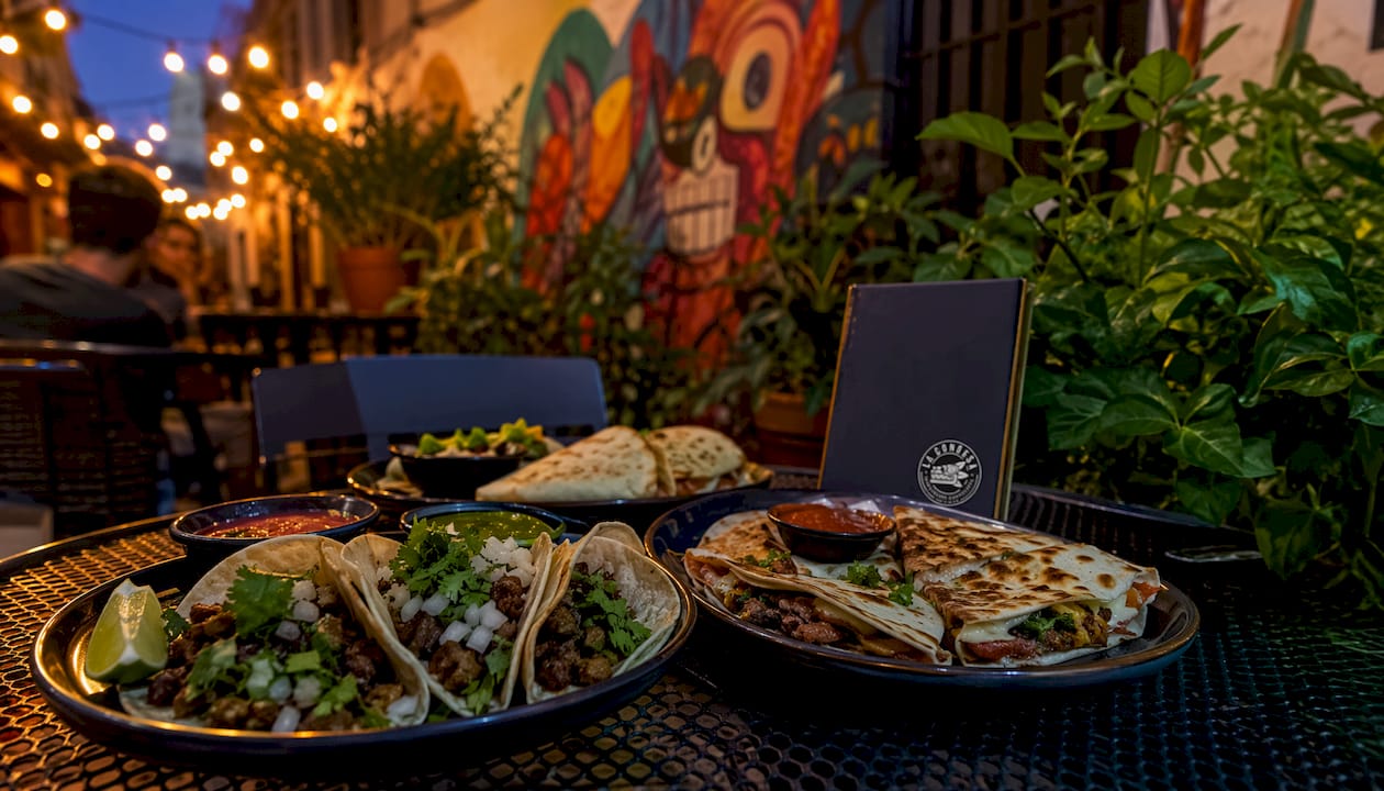 Disfrutando unos tacos y quesadillas en una mesa al aire libre