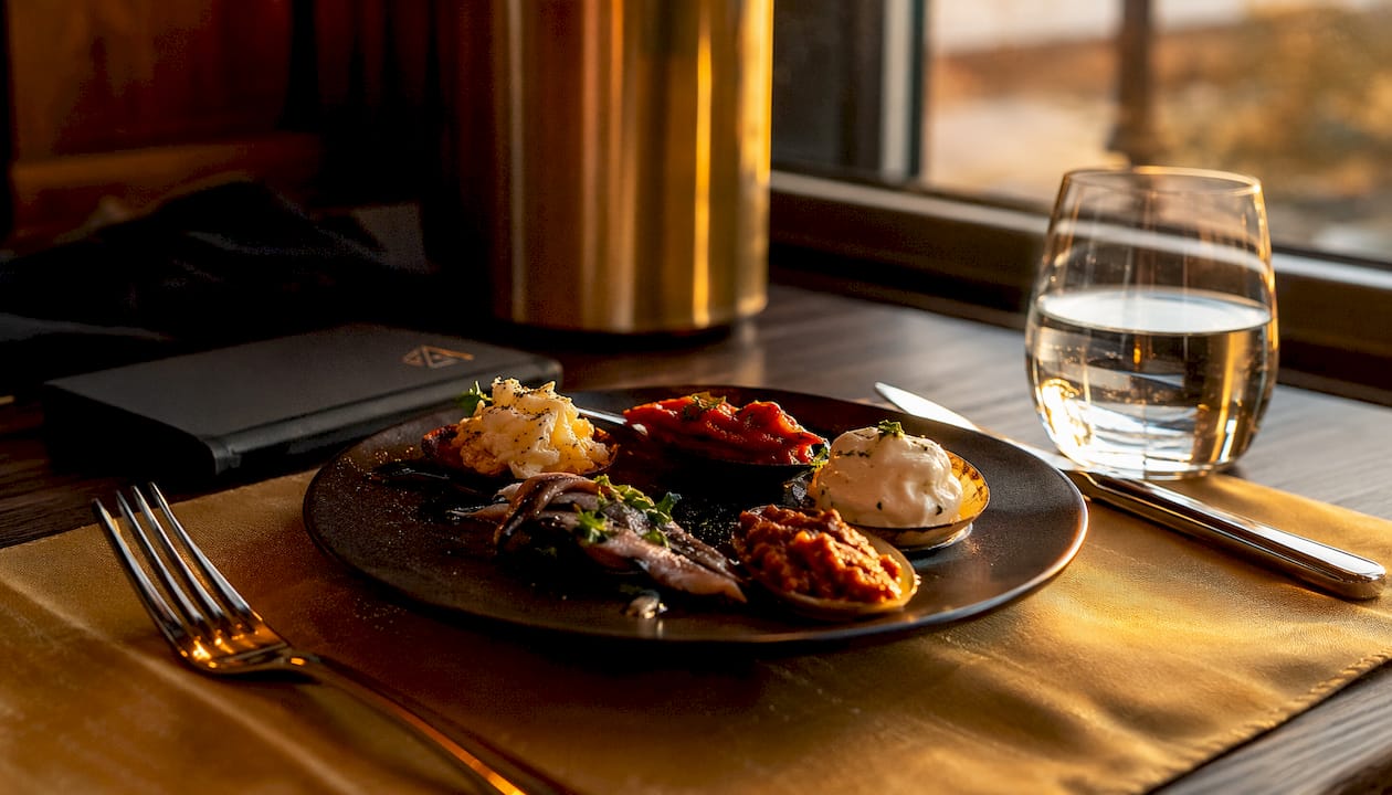 Selección de tapas variadas con diferentes sabores y texturas