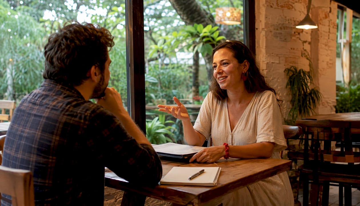 Dos personas organizando un evento en un restaurante.