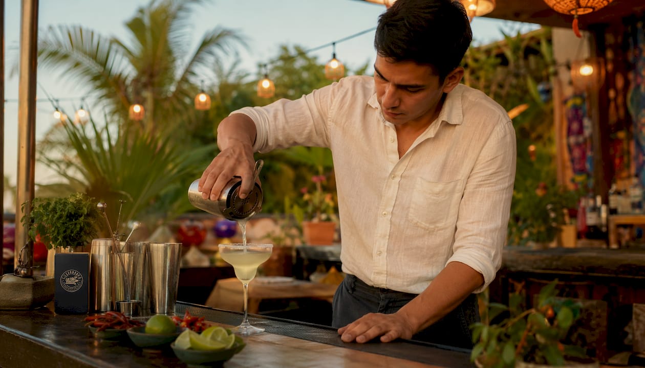 Cantinero preparando un cóctel mexicano exclusivo