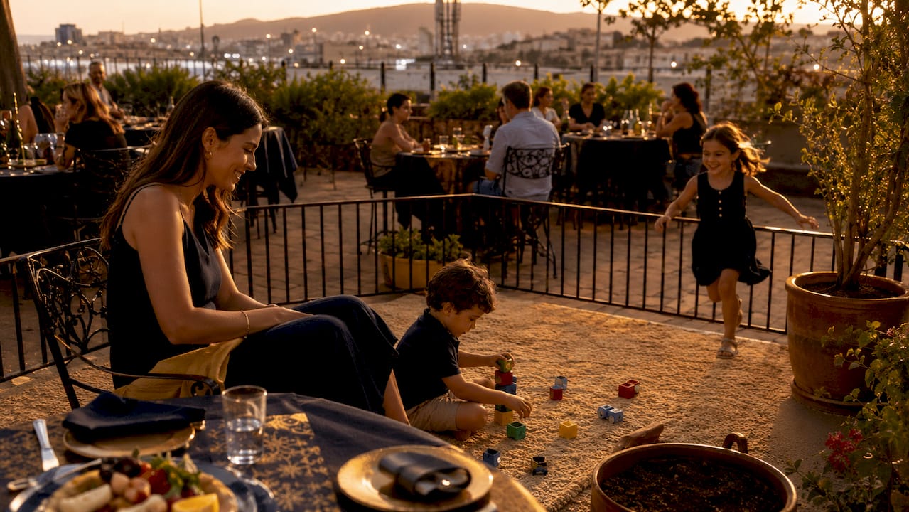 Una terraza familiar en Barcelona pensada para que los niños jueguen y se diviertan con total seguridad.