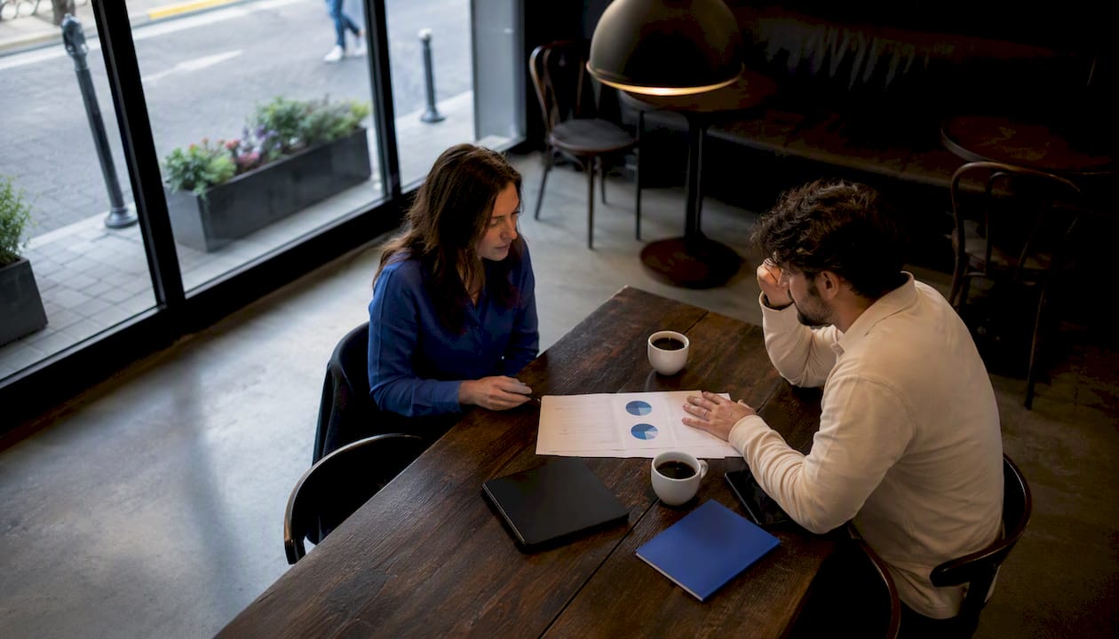 Des collègues échangent sur les difficultés qu’ils rencontrent à bien se comprendre au travail.