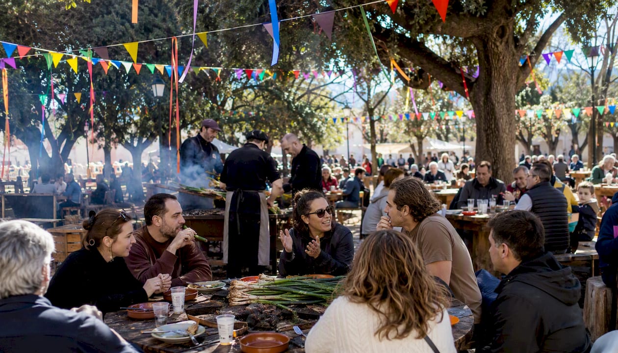 Calles llenas de gente disfrutando de calçots en la fiesta de Valls