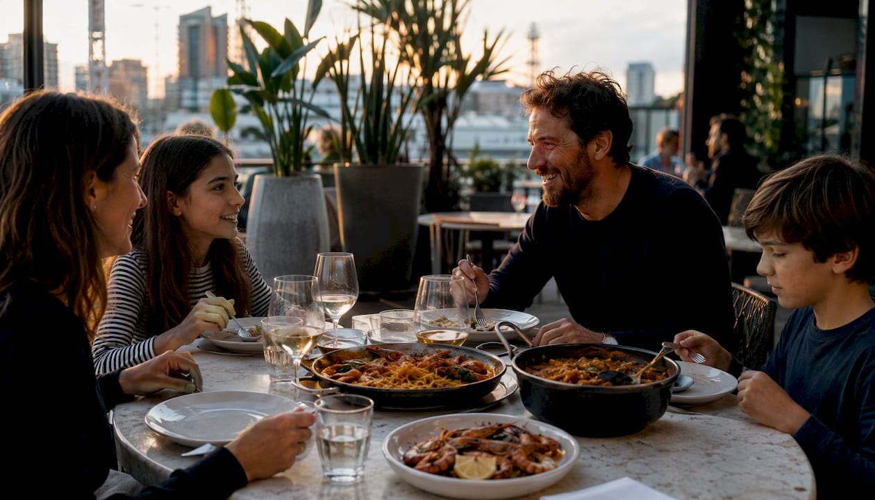 Mesa en la terraza al aire libre servida con platos de mariscos