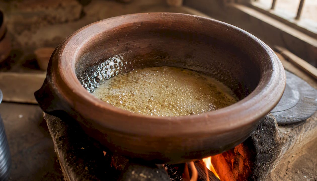 El ghee burbujeando y dorándose lentamente en una sartén en casa