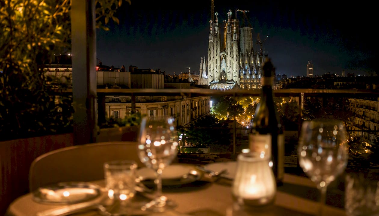 Vistas desde la terraza a la Sagrada Família iluminada por la noche