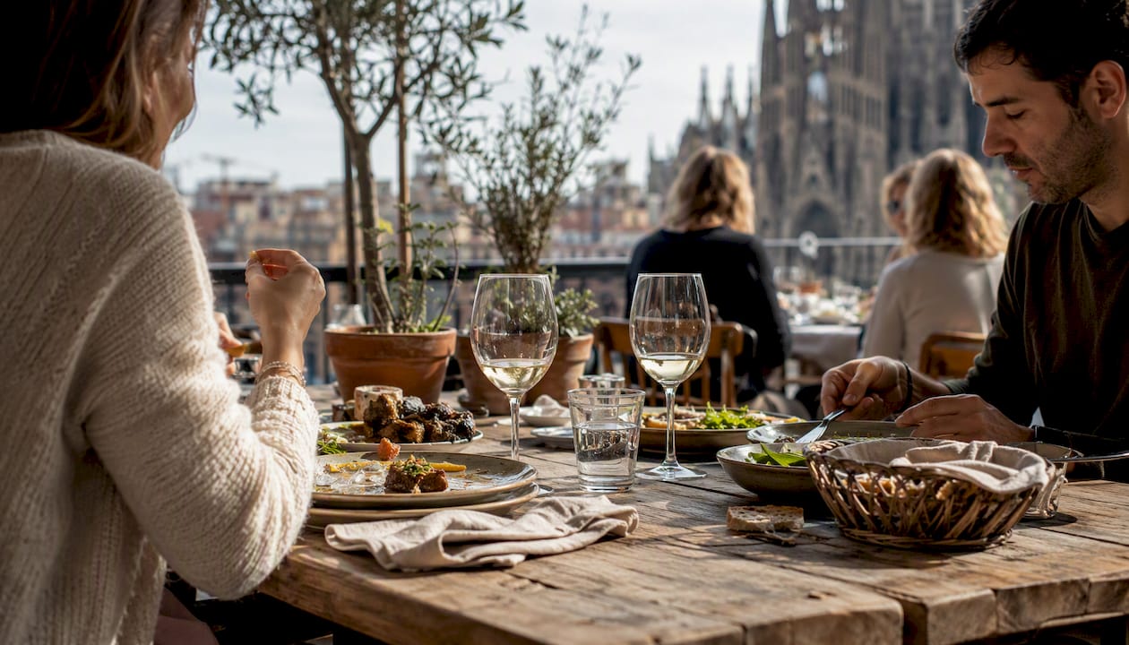 Vecinos disfrutando de una comida en la terraza de un restaurante con vistas a la Sagrada Família.
