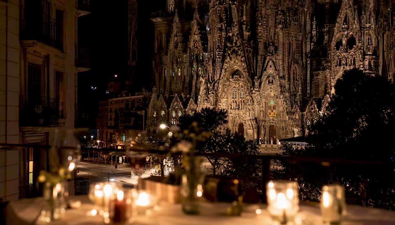 La fachada del Nacimiento de la Sagrada Familia iluminada por la noche
