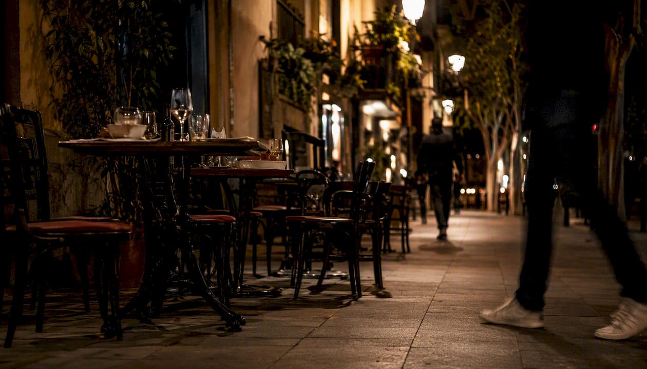 Terraza de restaurante en una calle de Barcelona a altas horas de la noche