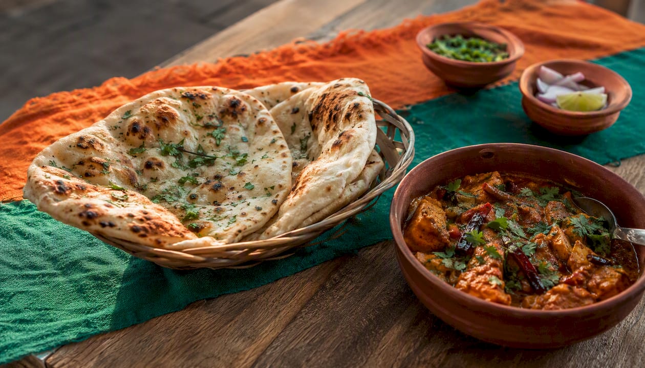 Pan naan acompañado de un curry indio bien picante