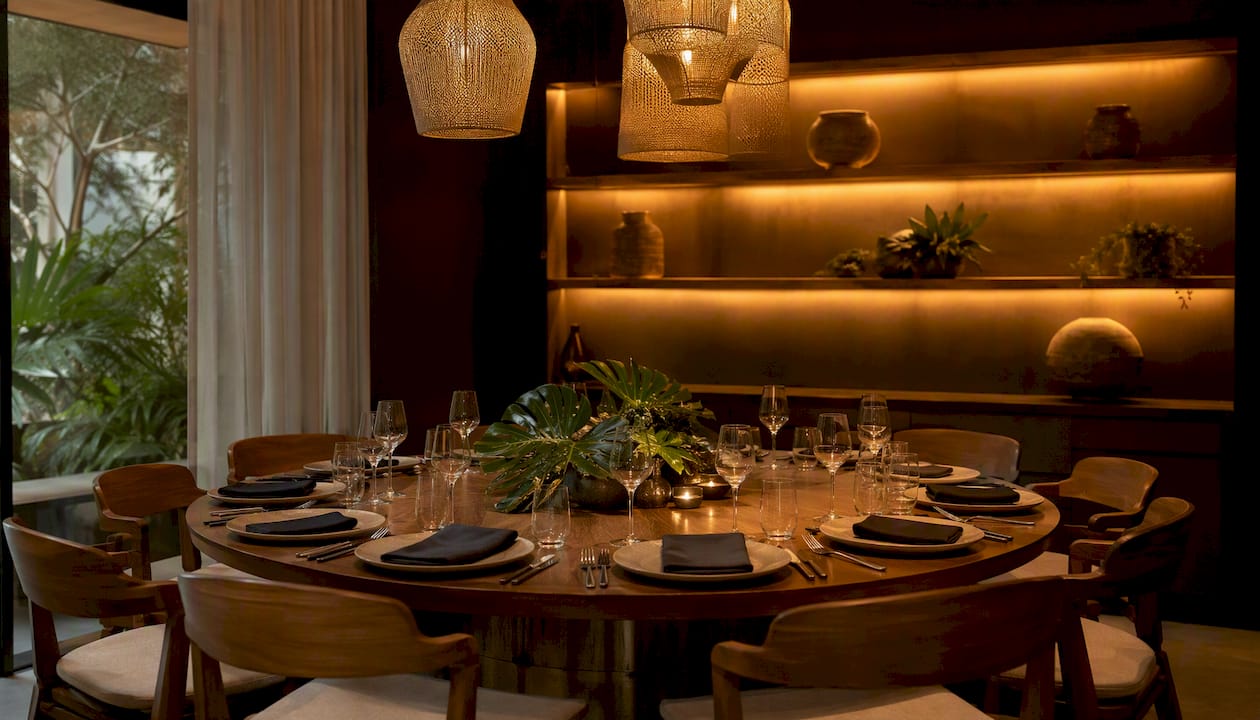 Salón privado preparado para una cena de empresa