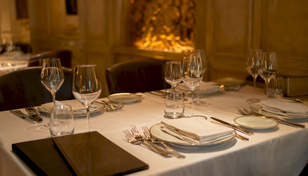 Mesa elegantemente puesta con cubertería de plata