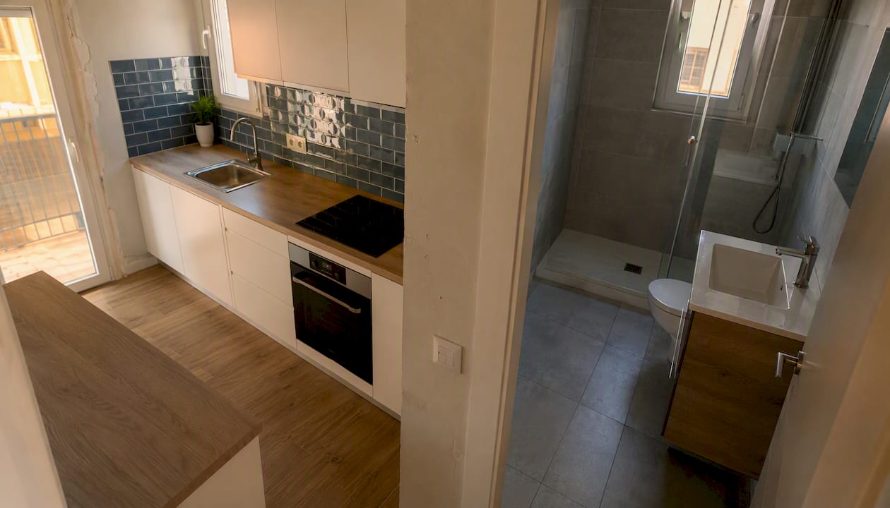 Cocina y baño completamente reformados, con acabados modernos y funcionales.