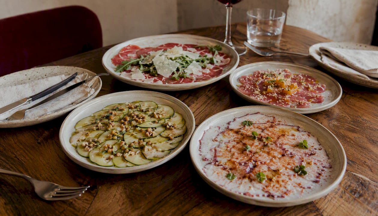Cuatro platos con distintas variedades de carpaccio