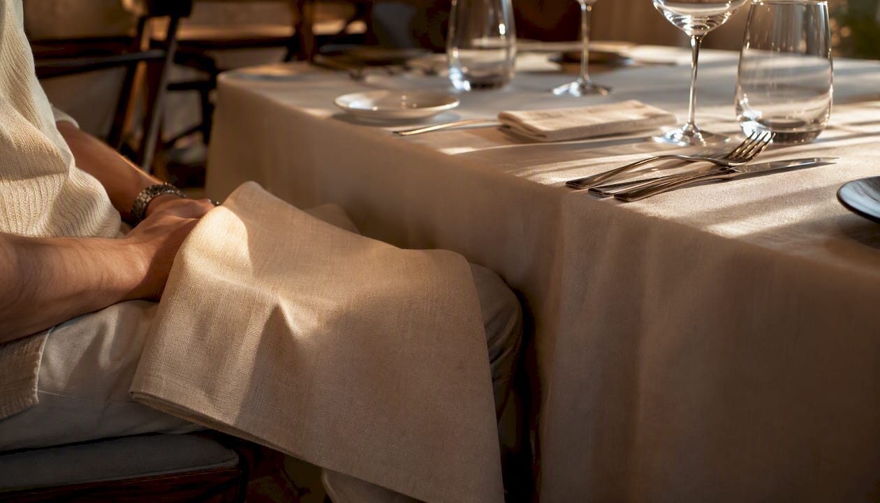 En una mesa formal, la servilleta se despliega y se coloca sobre el regazo antes de comenzar a comer.