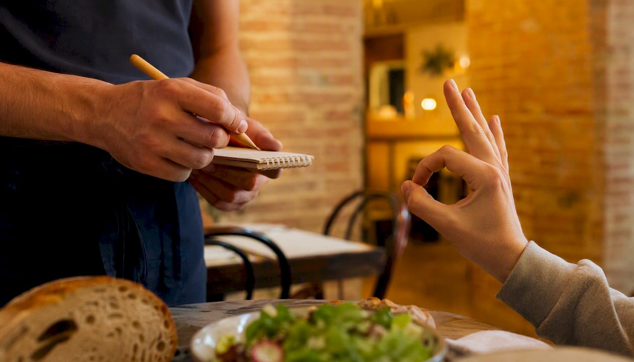 Le pido al camarero un plato vegetariano