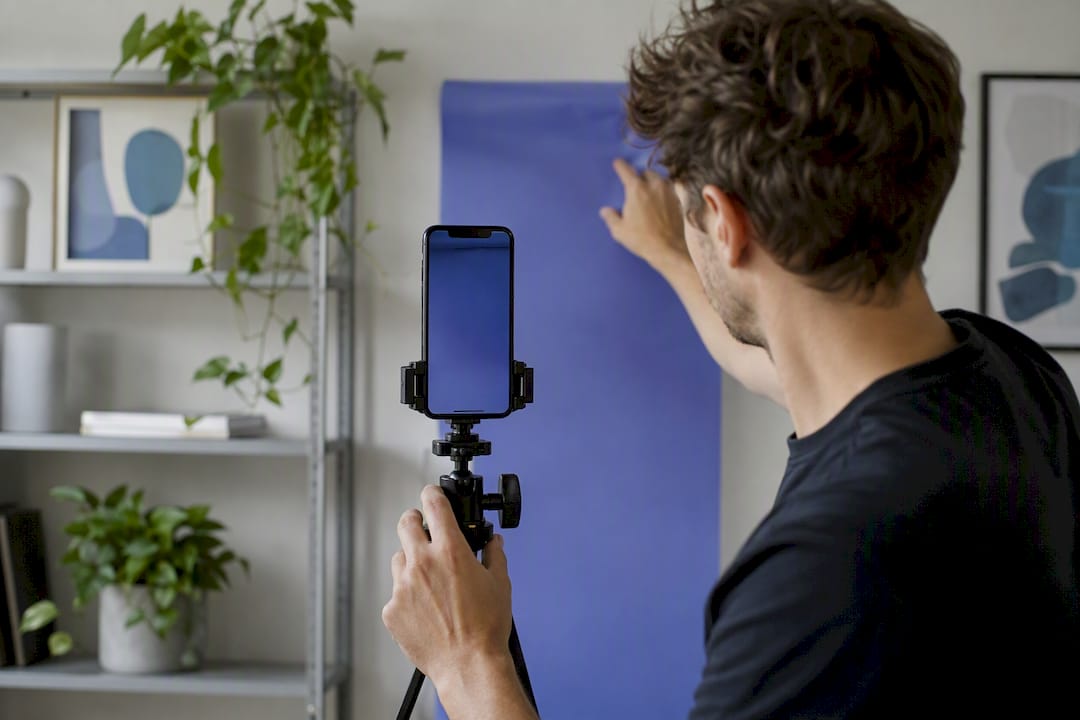 Une personne en train de filmer en mode portrait avec son smartphone