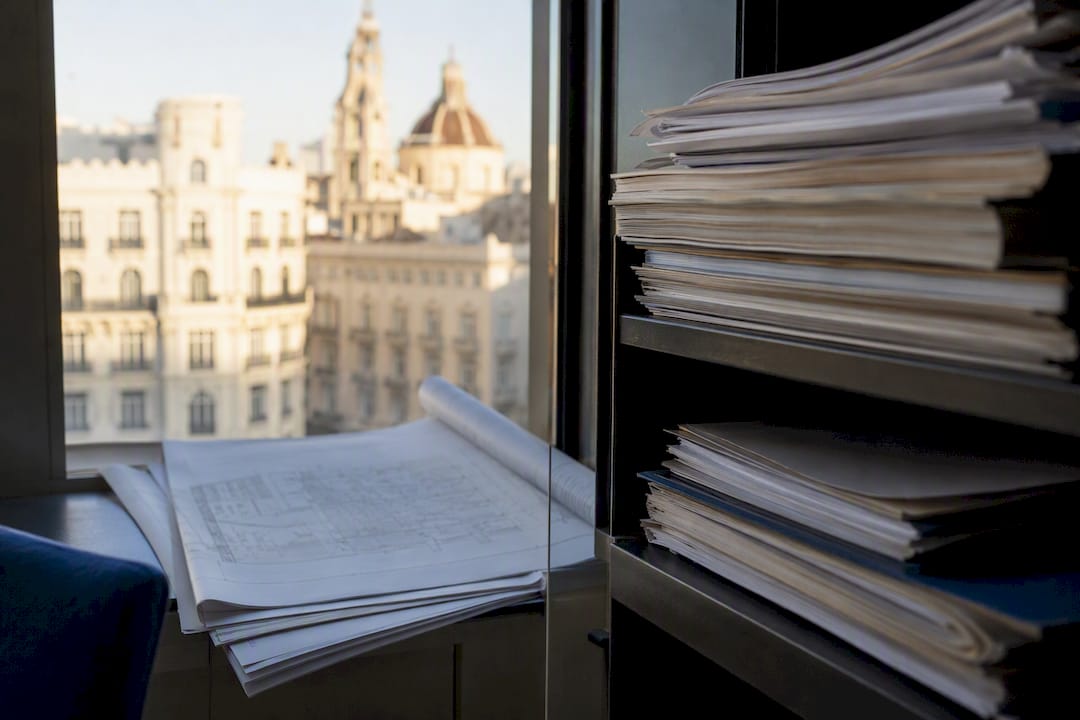 Despacho de urbanismo con planos y expedientes sobre la mesa