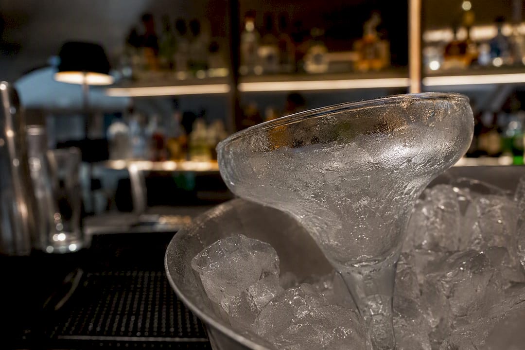 Copa para margarita enfriándose en el congelador