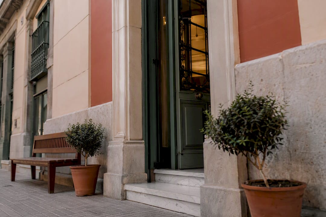 Entrada a una notaría en el centro de Valencia