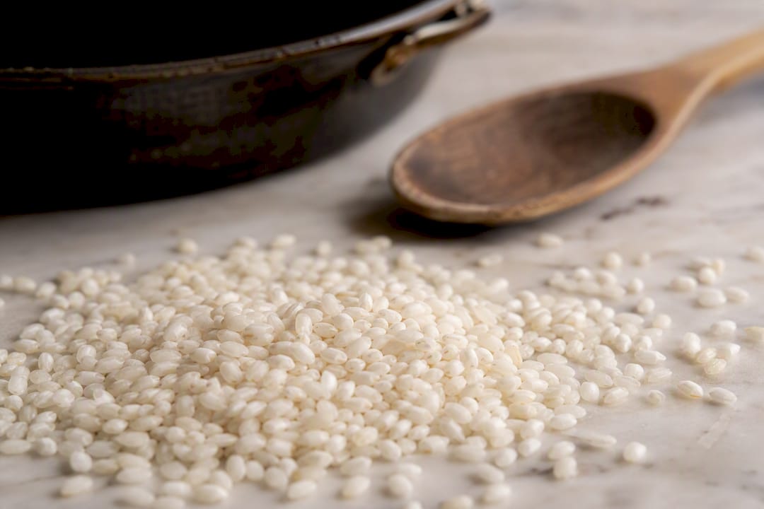 Detalle de los granos de arroz bomba desbordándose de una cazuela