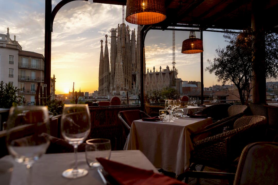 Mesas en la terraza con vistas a las torres de la Sagrada Familia